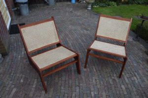 beide Pierre Jeanneret stoelen geheel gemat met rotan 